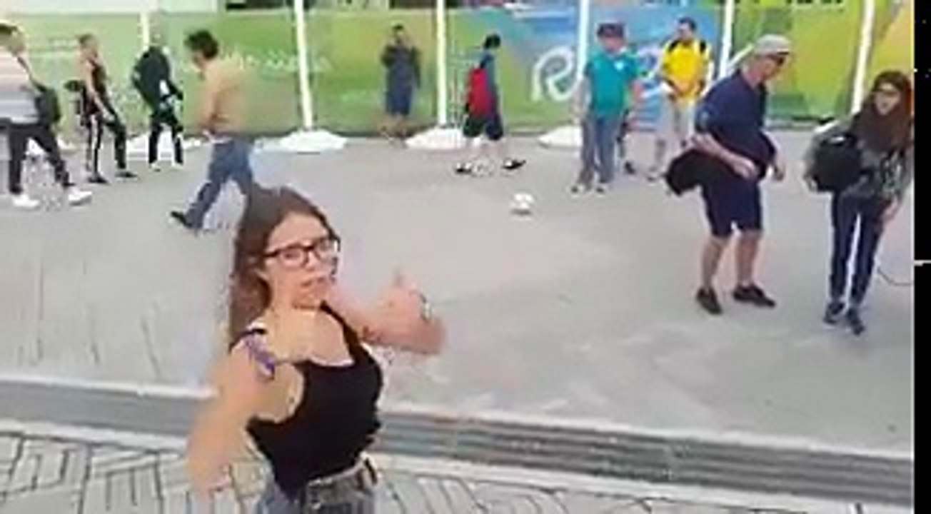 Foot, cette fille estime pouvoir capter une balle arrêtée dans la rue