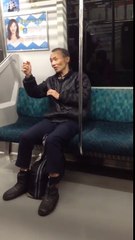 電車内にてライターの火を付け乗客を脅すような行為をしていた男性。とんでもないバカッターです。犯罪です。