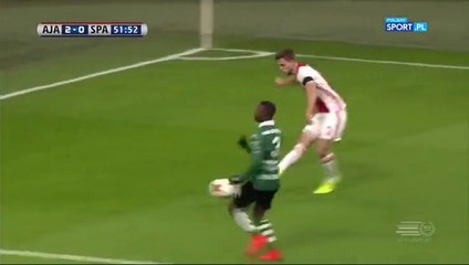 Ce footballeur n'est vraiment pas Fair-play : Joël Veltman pendant la blessure de son coéquipier !