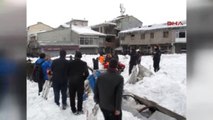 Ağrı'da Sebze Pazarının Çatısı Kardan Çöktü