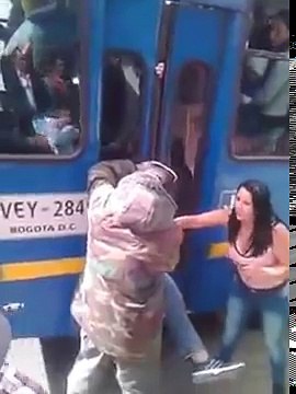 Un voleur est pris au piège par les portes du bus qui se referment sur lui