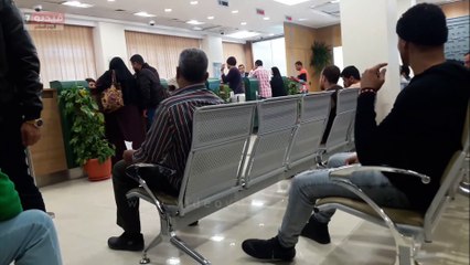 بالفيديو..إقبال كبير من المواطنين على البنوك فى الغردقة لبيع الدولار