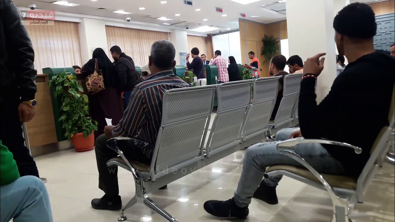 بالفيديو..إقبال كبير من المواطنين على البنوك فى الغردقة لبيع الدولار