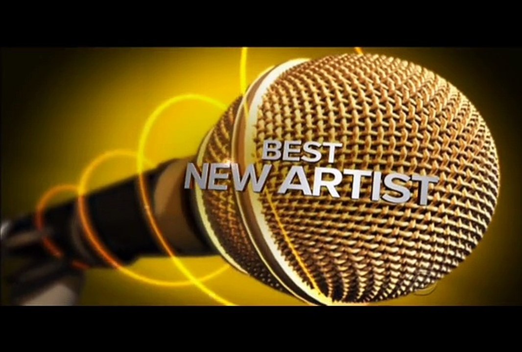 Jennifer Lopez Presents Best New Artist At The Grammys awards 2017(1)