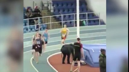 Lo nunca visto: ¡Pierde carrera por una cinta enredada en los pies!