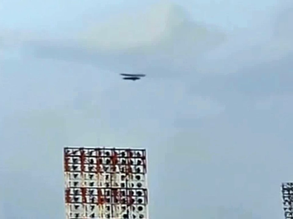 Agora ficou difícil: Um bizarro avistamento, estaria mostrando um novo avião, ou um novo OVNI?