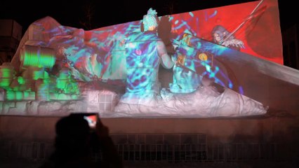 Final Fantasy VII - Sculpture en neige avec une projection d'image