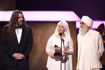 "White Sun" Grammy Ödüllerine Yerel Hint Kıyafetiyle Katıldı