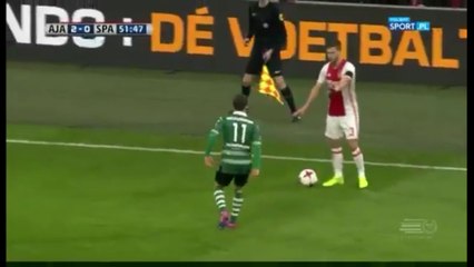 Mau exemplo! Jogador do Ajax usa contusão de companheiro para enganar adversário