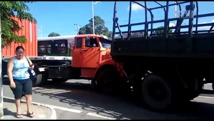 Acidente na BR 101 envolvendo caminhão da marinha