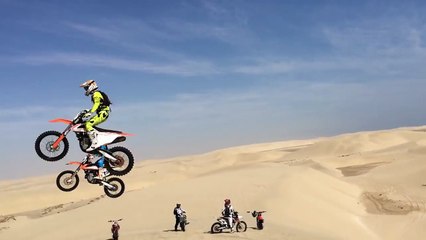 Un motard s'envol avec sa moto et atterrit sur une Jeep