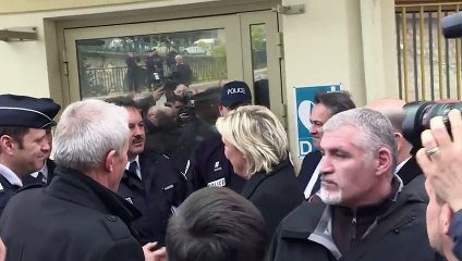 Marine Le Pen au poste frontière de Menton