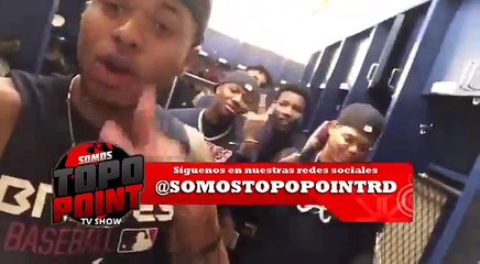 Peloteros le cantan y bailan el tema del momento a Don Miguelo Saludando