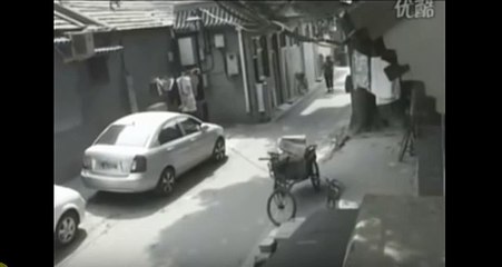 Gak Banyak Omong, Laki-laki Menyelamatkan Seorang Cewek dari Intimidasi Cowoknya