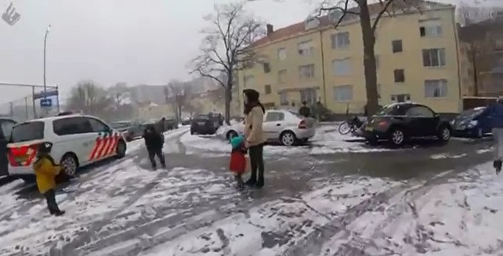 Bataille de boules de neiges avec un policier.