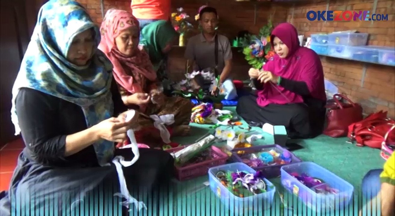 Mawar Merah Berbahan Stocking Bekas Laris Manis Jelang Valentine