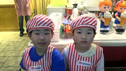 キッザニア ソフトクリーム屋のお客さん Kidzania Tokyo Soft Cream Shop 2017-pXK95TaGTs8
