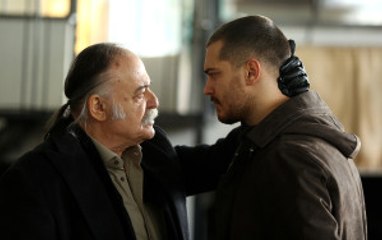 İçerde'nin Yeni Bölümünün İlk Sahnesinde Celal Baba, Mert'i Bile Öldürmeyi Göze Aldı