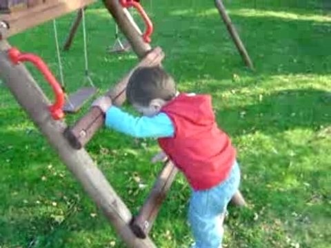 Jules et Lorène font du toboggan