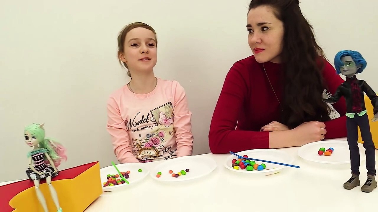 #ЧЕЛЛЕНДЖ Конфеты с Монстер Хай  Кто кого Видео #детииродители-NldePXaE8a4