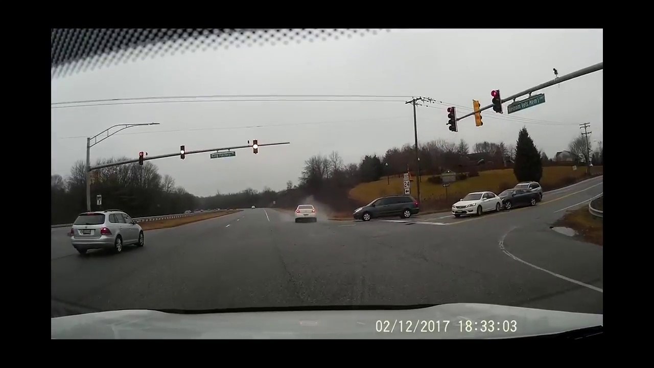 Un bon coupage de route à un croisement... Gros accident