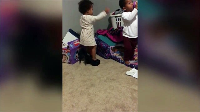 Quand ta fillette pique tes chaussures à talon... Future mannequin!