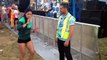 Elle tente de faire danser un agent de sécurité pendant un festival !