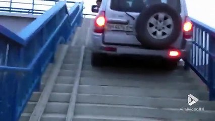 Il grimpe les escaliers avec son 4x4