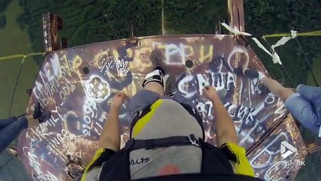 Base Jump filmé en POV depuis une tour... Vertigineux