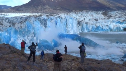 Chute d'une énorme paroi d'un glacier devant des touristes ! Réchauffement Climatique