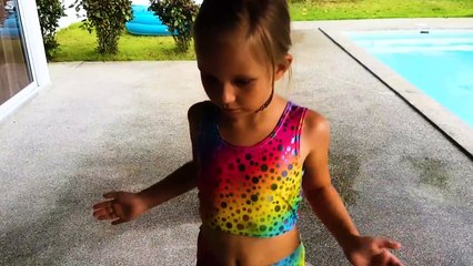 Утопили МАМИН ТЕЛЕФОН Samsung Galaxy S7 edge в БАССЕЙНЕ МАМА НАС УБЬЕТ  Алиса НЫРЯЕТ КАК РУСАЛКА-I_8Nl7pw7_o