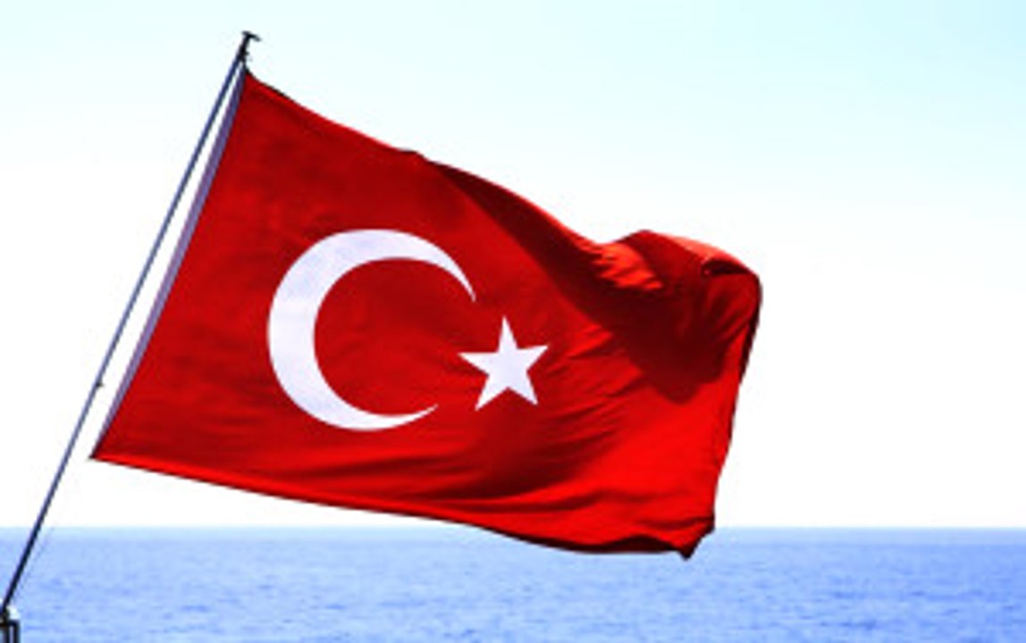 Bayrak Hırsızları Güvenlik Kamerasına Yakalandı