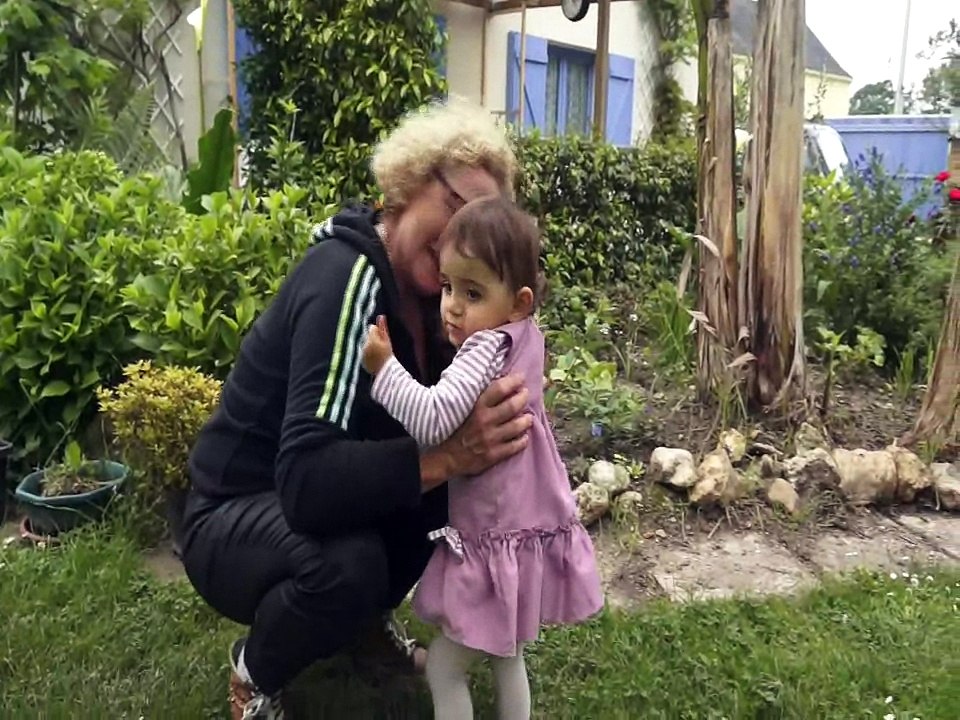 Premiers pas de Maïwenn dans la pelouse...