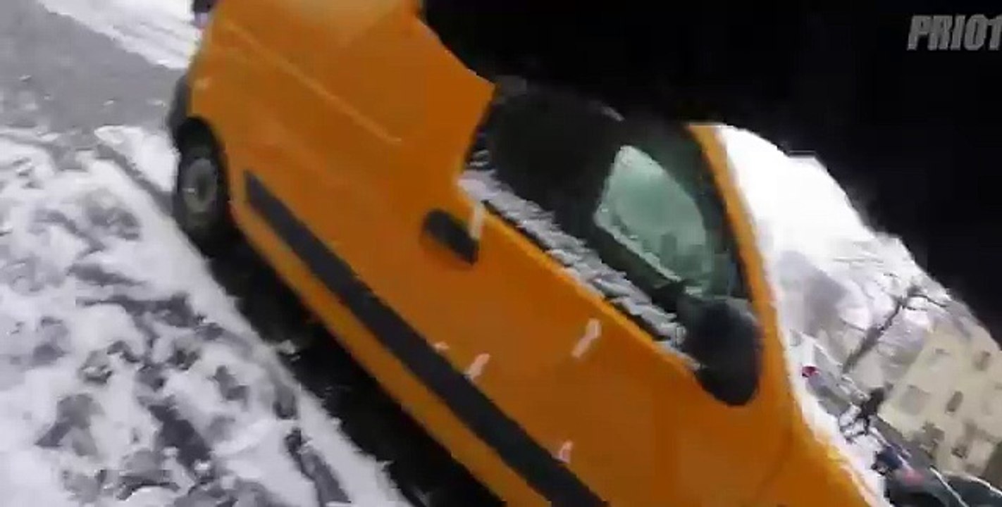 Un policier fait une bataille de boules de neige avec des enfants