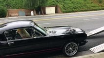 Il se rate en chargeant sa Mustang de 1965 dans un camion