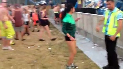 Une festivalière tente d’ambiancer un agent de sécurité à danser avec elle
