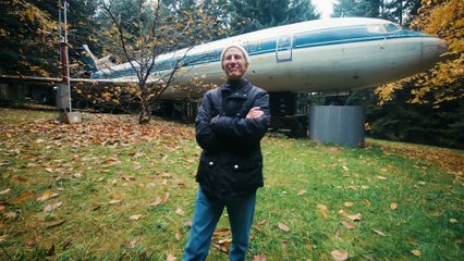 Cet homme vit dans un avion aménagé dans une forêt