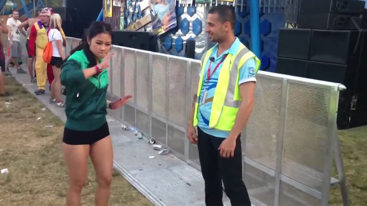 Cette fille donne envis de danser à un agent de sécurité à un festival