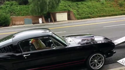 L'énorme boulette de cet employé qui charge une Mustang de 1965 dans un camion