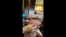 Ce bébé met des lunettes pour la première fois de sa vie, regardez sa réaction