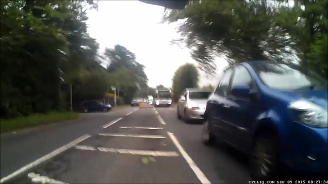 En 4x4, il me rentre dedans alors que je suis à vélo