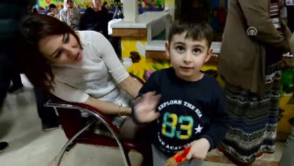 Norveçli Iki Kadından Çocuklara Hediye