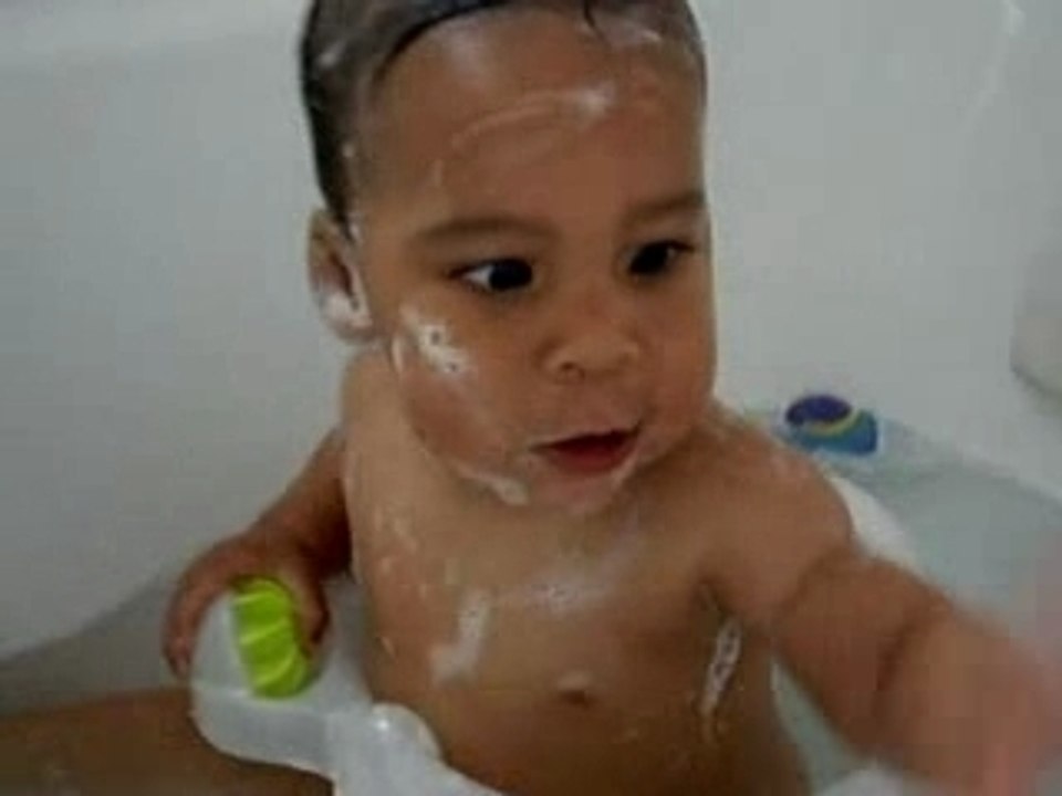 Nathan 9 mois dans le bain - 2