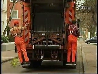 Ces éboueurs sont les plus romantiques qui soient. Hilarant !