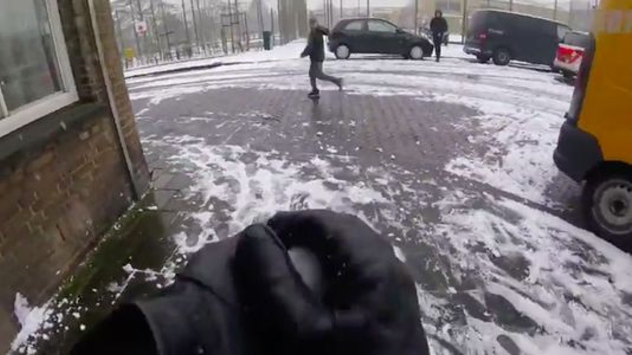 Un policier fait une bataille de boule de neige avec des enfants !