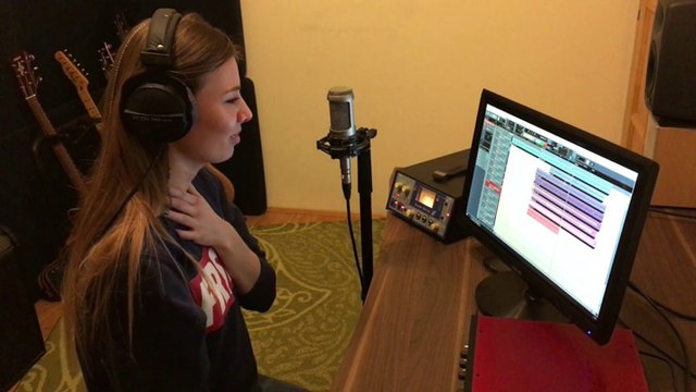 NAGI reprend une chanson de Michael Jackson avec ses mains, sa voix et son looper