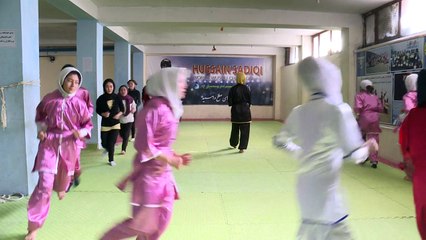 أفغانيات يلجأن للفنون القتالية وسيلة لتحدي رفض ممارستهن الرياضة