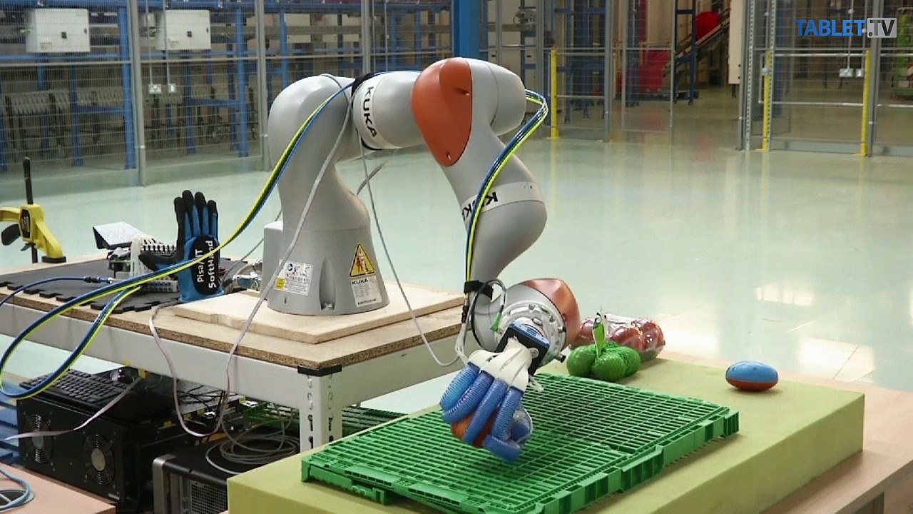 Robotická ruka oberá ovocie