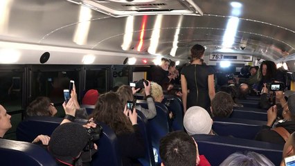 عرض أزياء في حافلة مدرسية في نيويورك