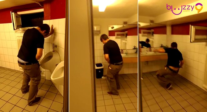 Ce gars totalement bourré se met KO en sortant des toilettes